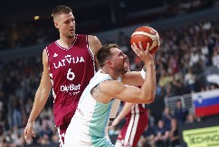 DOMAĆIN EUROBASKETA OZBILJNO PRETI SRBIJI Letonci "stotkom" dobili Slovence, Dončić briljirao do povrede