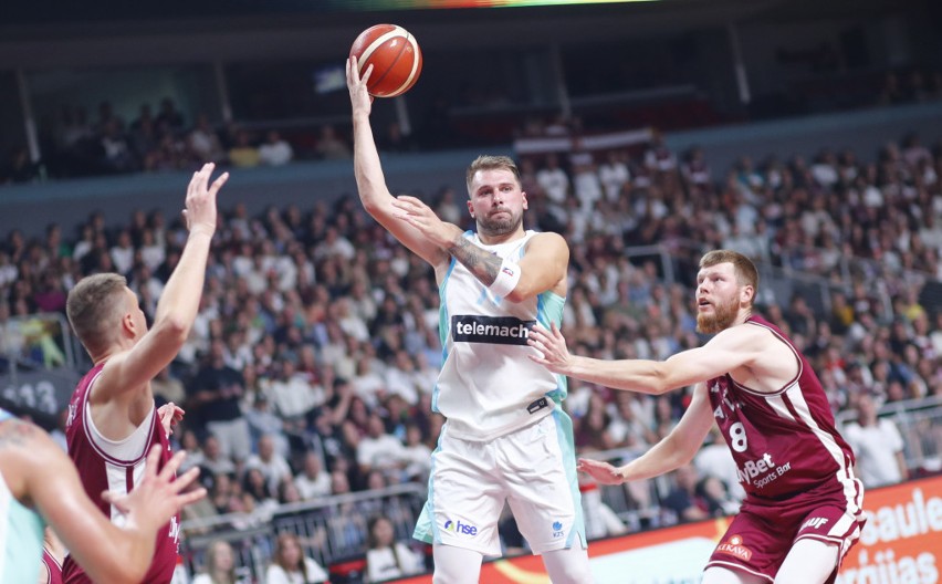 SLOVENCU PAO MRAK NA OČI Dončić se povredio na neverovatan način, a onda posle poraza psovao sudije i to na srpskom (VIDEO)