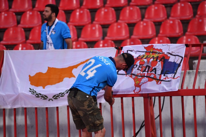 ODUŠEVILI SRBIJU Navijači Pafosa razvili zastavu "Nema predaje" posvećenu Kosovu i Metohiji (VIDEO)