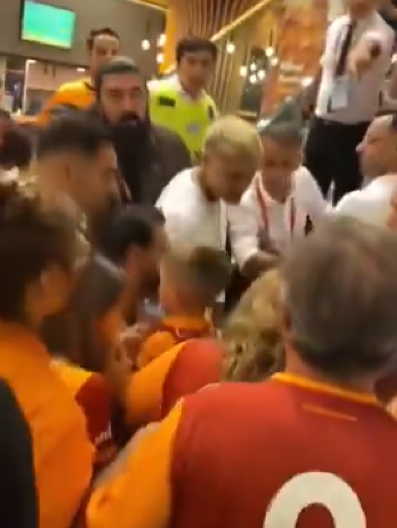 SKANDAL U ISTANBULU Ikardi udario navijača? (VIDEO)