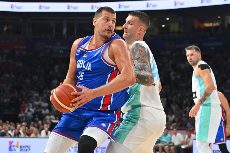 "ORLOVI" SPEKTAKLOM NAJAVILI PUT U RIGU Srbija demolirana Sloveniju, Beograd pozdravio Dončića i poželeo sreću našim košarkašima na Evrobasketu