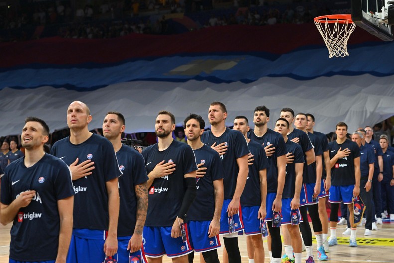 ČISTA EMOCIJA Pavlina iz Orahovca otpevala Bože pravde i podigla na noge Srbiju (VIDEO)