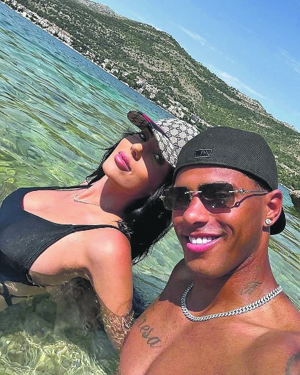 TEST NIJE U PLANU Brazilski fudbaler slavi trudnoću devojke Sandre, da li je pogodio ovog puta?