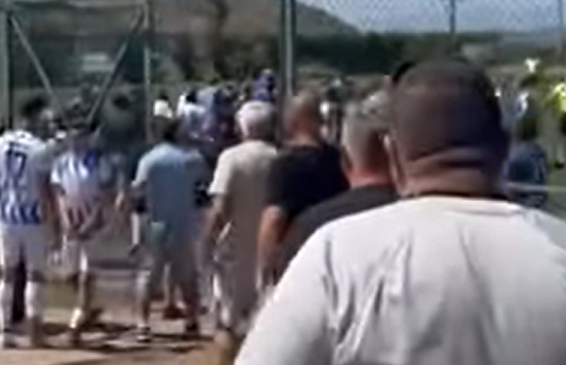 RODITELJI UTRČALI NA TEREN I PRETUKLI DECU Isplivao jeziv snimak sa utakmice, dvoje mališana završilo u bolnici (VIDEO)