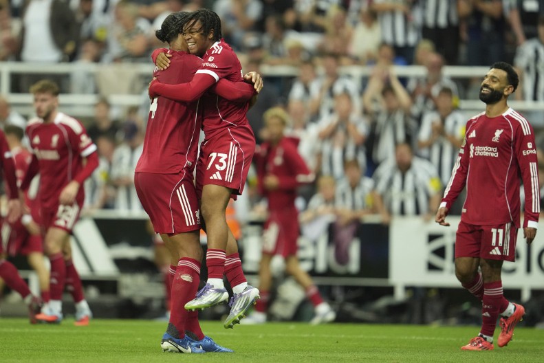SPEKTAKL U PREMIJER LIGI Liverpul primio dva gola sa igračem više, umalo sve prosua, a onda u mu je 16-godišnjak doneo pobedu u 90+10. minutu