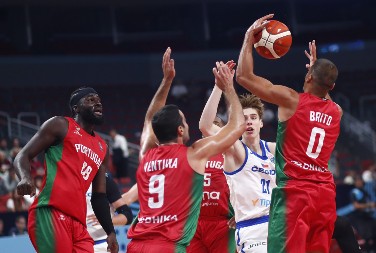 ZAVRŠEN PRVI MEČ U NAŠOJ GRUPI Velika nervoza, mali broj poena i pobeda Portugala nad Češkom