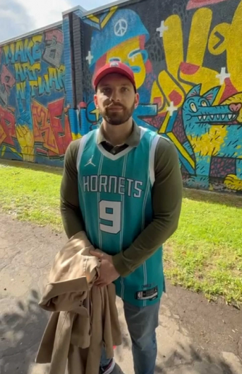 JEDVA ČEKA START EVROBASKETA Letonski navijač u dresu miljenika "grobara" (VIDEO)