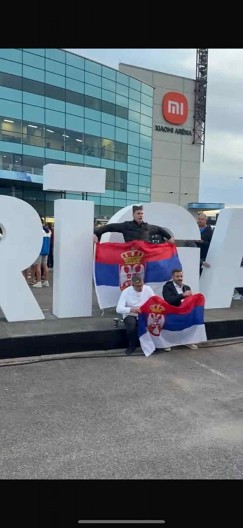 NIŠTA BEZ ŠAJKAŠE Srbija ima veliku podršku, vijori se trobojka ispred hale u Rigi (VIDEO)