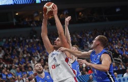 SRBIJA NAPRAVILA ŠOU U RIGI Akcija "orlova" koja je bacila navijače u trans (VIDEO)