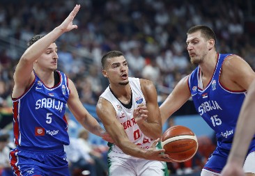 SRBIJA POBEDILA, ALI NIKOM NIJE DO SLAVLJA Jokić vodio "orlove" do (ne)ubedljivog trijumfa, brine povreda Bogdanovića