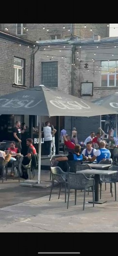 “KOKTEL LJUBAVI” I “SRBIJA, SRBIJA” ODJEKUJU U RIGI: Navijači se ludo zabavljaju pred meč sa Portugalom (VIDEO)