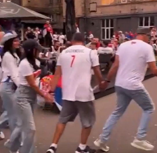 NIŠTA BEZ UŽIČKOG Navijači Srbije opleli tradicionalno srpsko kolo (VIDEO)