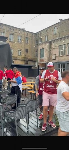 FEŠTA U RIGI: Jako zagrevanje pred Letonce I domaćini đuskaju uz "Idem preko zemlje Srbije" (VIDEO)