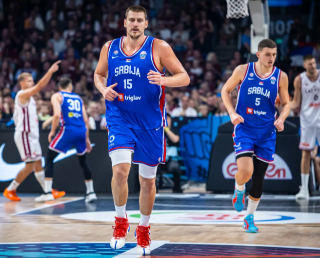 TRENUTAK KADA JE SVIMA U SRBIJI ZASTAO DAH Nikola Jokić doživeo težak pad, počeo da krvari (VIDEO)