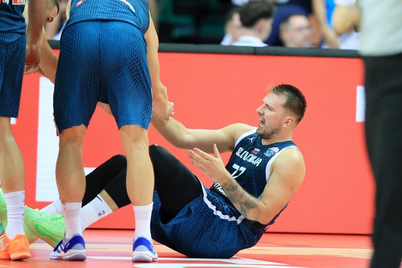 TUČA NA EVROBASKETU Pružio ruku Dončiću, a onda napravio neviđeni skandal, nastao potpuni haos na terenu (VIDEO)