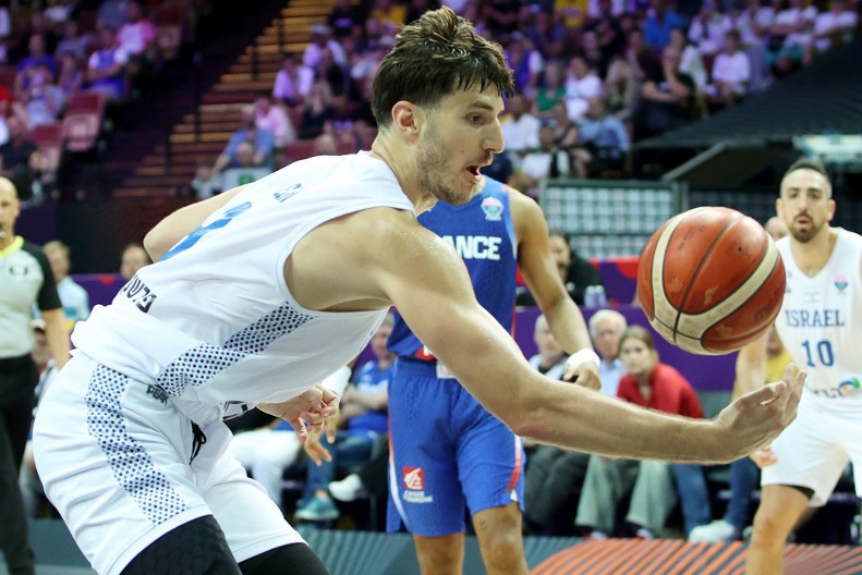 HEROJ DANA Deni Avdija bacio na kolena olimpijskog vicešampiona