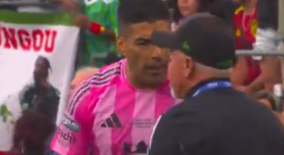 STRAŠAN SKANDAL Luis Suarez pljunuo trenera