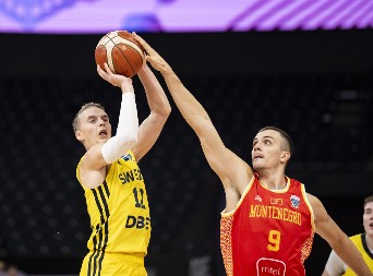 CRTA SE KOMŠIJSKI DERBI U OSMINI FINALA Crna Gora slavila posle velike drame