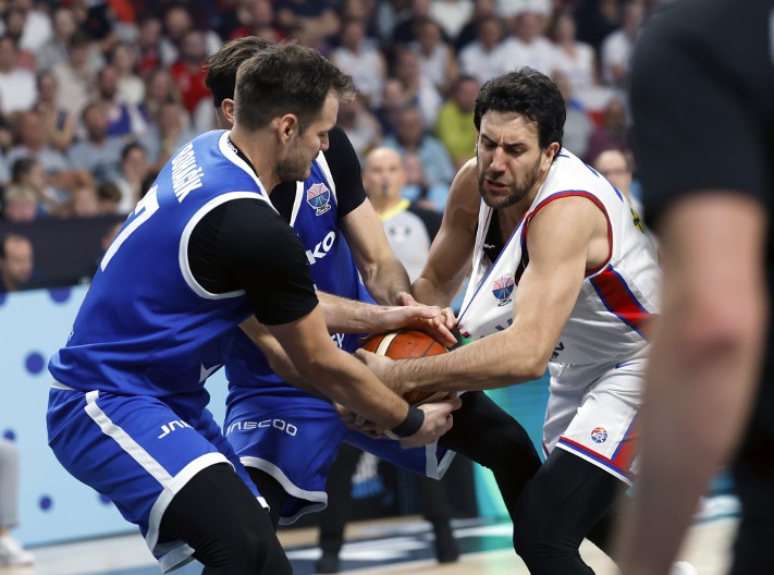 ŠTA SE OVO DEŠAVA?! Nova povreda, Micić u suzama na klupi Srbije!