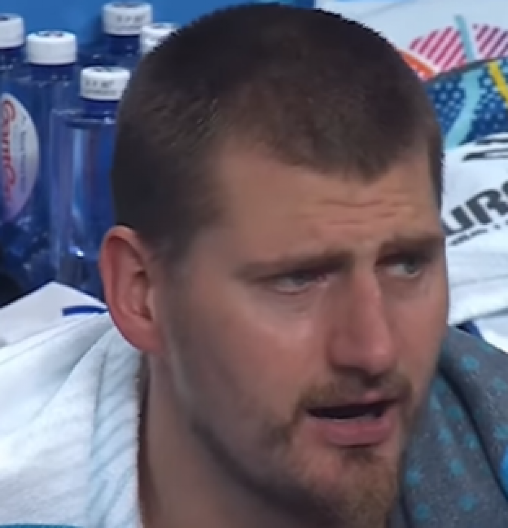 PA OVO JE POTPUNI HIT Kamera uhvatila Jokića kako peva čuvenu pesmu za vreme utakmice (VIDEO)