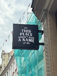 "MESTO KOJEM NE TREBA IME" Odličan espreso u Rigi, sjajan gest domaćina, kafić neobičnog naziva, mačke na sve strane i "gradski muzičari Bremena"