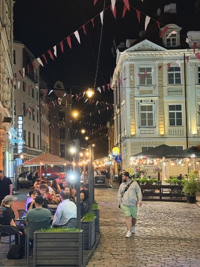 "ČEKAJ, STANI, PA TO JE BALKANDAD" Tradicionalno letonsko pivo, provirite na trening košarkaša Srbije, noćna šetnja po Rigi i susret sa čuvenom zvezdom na društvenim mrežama