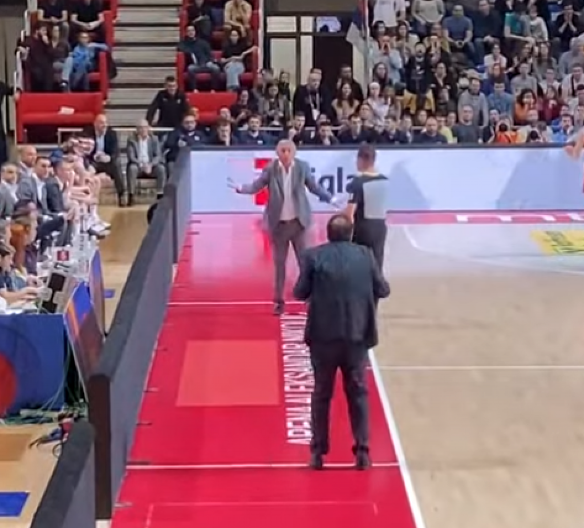 SVAĐA PEŠIĆA I ATAMANA Turčin počeo da divlja, a onda ga je Kari poslao na klupu