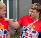 PODRŠKA "ORLOVIMA" STIŽE SA SVIH MERIDIJANA Srbin iz Lidsa došao u Rigu sa drugarom iz Engleske da bodri Srbiju (VIDEO)