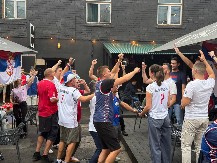 KO ZNA ZAŠTO JE TO DOBRO Estonska pesma odjekuje Rigom uprkos eliminaciji: Dvojnik Vase Micića uživa u srpskom društvu, podrška za Srbiju čak iz Engleske i poraz "orlova" koji ne boli