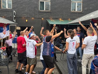 KO ZNA ZAŠTO JE TO DOBRO Estonska pesma odjekuje Rigom uprkos eliminaciji: Dvojnik Vase Micića uživa u srpskom društvu, podrška za Srbiju čak iz Engleske i poraz "orlova" koji ne boli