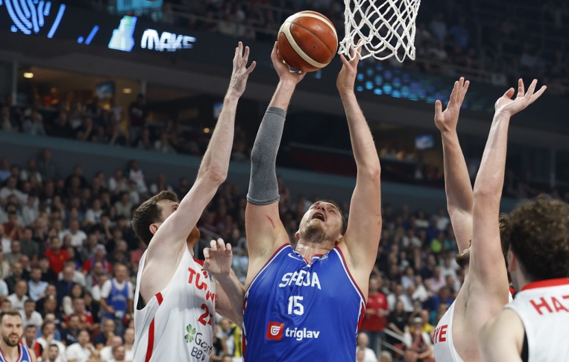 HRVATSKI KOMENTATOR U TRANSU TOKOM MEČA SRBIJE Slavio trojke Šengua, pa se poklonio Atamanu (VIDEO)