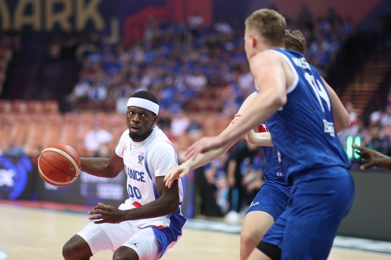 MOĆNO IZDANJE FRANCUSKE Island razbijen sa 40 razlike