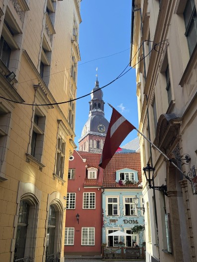 "ORLOVI" ZAJEDNO LETE Čitava Riga u bojama srpske trobojke: Košarkaši Srbije protiv Finske za četvrtfinale Evrobasketa, fudbaleri igraju sa Letonijom u borbi za Mundijal