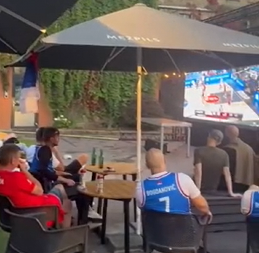 RIGA VEĆ GORI Dok čekaju meč sa Finskom Srbi prave društvo Letoncima u gledanju utakmice (VIDEO)