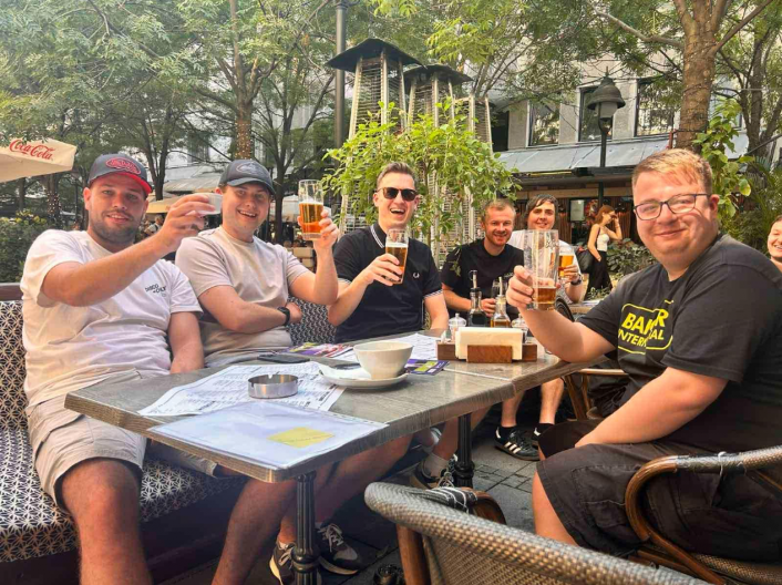 ZAGREVANJE UZ ALKOHOL! Englezi ispijaju piva u centru Beograda, dobili su posebna upozorenja!