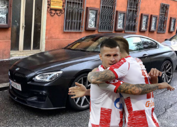 TETOVAŽE, SKUPA KOLA, LEPE ŽENE Bivši fudbaler Zvezde ima opasne "zverke" sa specijalnim tablicama, zgodna crnka ga uvalila u problem, a sada će igrati drugu ligu (FOTO)