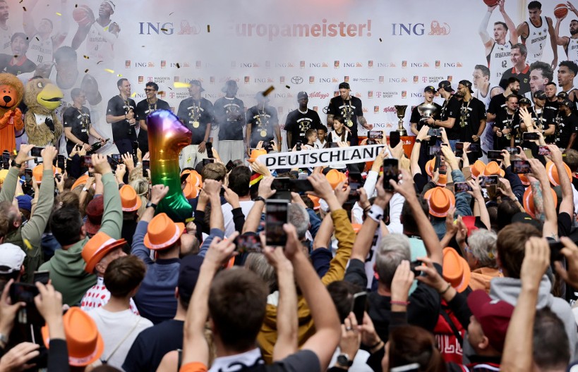 LUDNICA U FRANKFURTU Herojski doček za zlatne Nemce