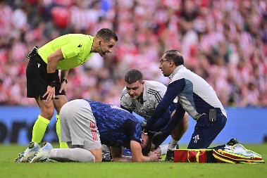 JEZIVA SCENA Težak sudar glavama u Ligi šampiona, čuveni napadač sav krvav (FOTO/VIDEO)