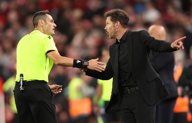 POTPUNI HAOS NA "ENFILDU" Simeone krenuo da se tuče sa navijačima Liverpula?! (VIDEO)