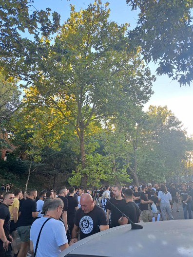 BLIŽIMO SE SPEKTAKLU SRPSKOG FUDBALA Navijači Partizana u velikom broju ispred stadiona u Humskoj (VIDEO)