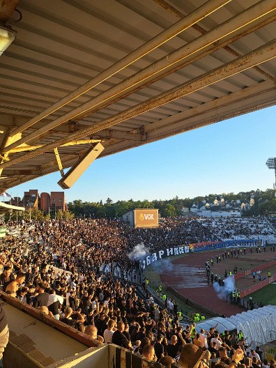 PAKLENA ATMOSFERA PRED POČETAK DERBIJA Navijači Partizana izviždali fudbalere Zvezde prilikom izlaska sa terena (VIDEO)