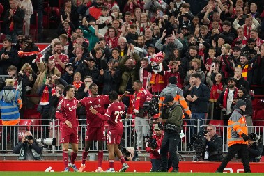 PRVENAC ISAKA Liverpul strepeo, ali ipak prošao u osminu finala Liga kupa, trijumf Čelsija posle preokreta