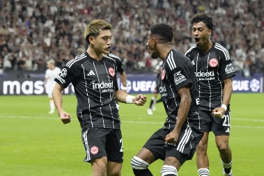 NAJLUĐA UTAKMICA SEZONE Ajntraht poveo sa 6:0, Borusija do kraja "nagurala" do deset golova