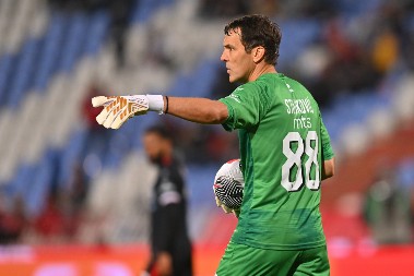 "DELIJE" NE PRAŠTAJU STOJKOVIĆU Prekid utakmice, topovski udari i transparenti protiv golmana Radničkog (FOTO)