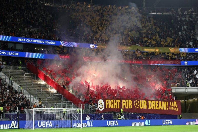 BESANA NOĆ U ISTANBULU "Rat" navijača Galatasaraja, cilj samo jedan (VIDEO)