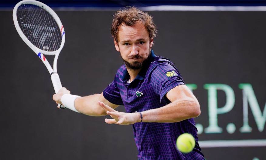 MEDVEDEV SKINUO PROKLETSTVO Rus se posle velike drame plasirao u četvrtfinale Šangaja