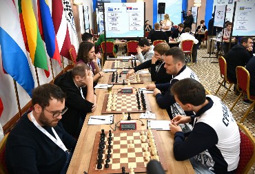 SRPSKI ŠAHISTI BLISTAJU Muškarci u derbiju pobedili Grčku, dame remizirale sa Italijom