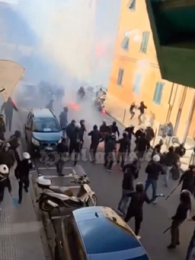 HAOS U ITALIJI Opšta tuča navijača na ulici, sevale štangle i baklje