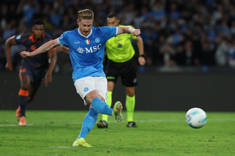 GOL KOJI BI MOGAO SKUPO DA KOŠTA NAPOLI De Brujne šutnuo penal, postigao pogodak i povredio se (VIDEO)