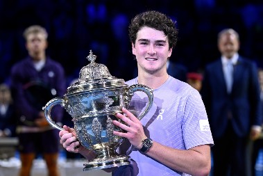 IZNENAĐENJE U BAZELU Velika nada svetskog tenisa stigla do druge titule u karijeri